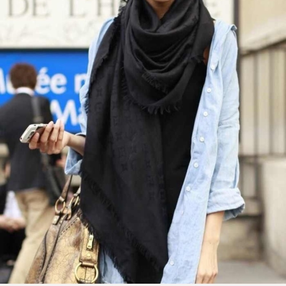 LOUIS VUITTON BLACK SHAWL